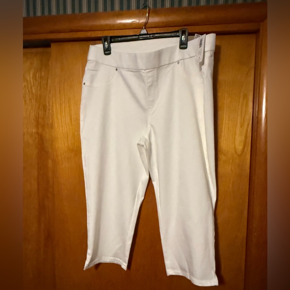 Chico's White Pull-On Jegging Capris